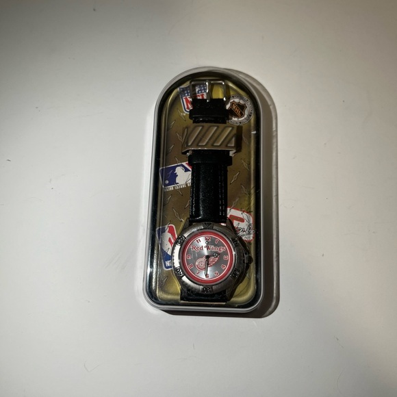 Red Wings Logo NHL Genuine Leather Quartz Analog Men's Watch - Picture 4 of 5